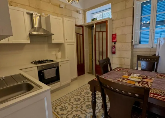 Charming Town House In Cospicua, Valperga Rooms